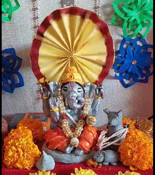 Simple chakra behind ganpati Avishkaar Project